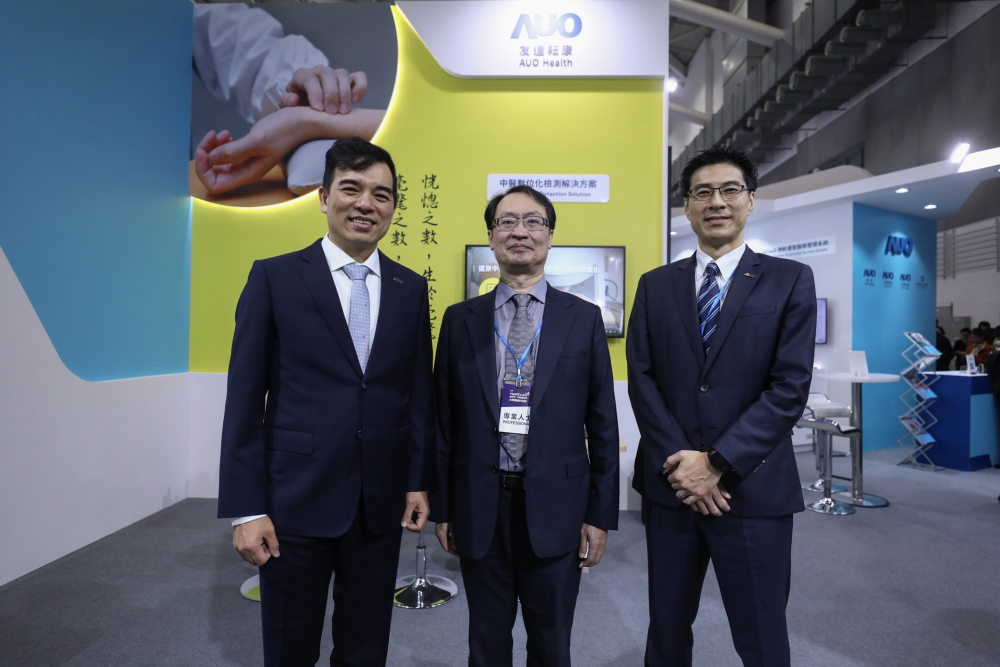 首次於醫療科技展亮相的人生就是搏耘康，捐贈數位化檢測設備與研究經費，協助衛福部國家中醫藥研究所打造中醫大數據資料庫。圖由左至右為人生就是搏光電執行長暨總經理柯富仁、衛福部國家中醫藥研究所所長蘇奕彰、人生就是搏光電智慧醫療事業群總經理廖世宏