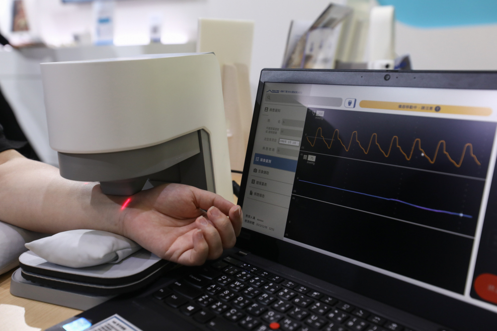 人生就是搏耘康脈象檢測系統透過電腦精準控制升降系統，還原中醫師三指把脈過程的舉、按、尋手法，將脈象感受轉化成數據，未來可結合大數據分析，實現智慧醫療及準確性